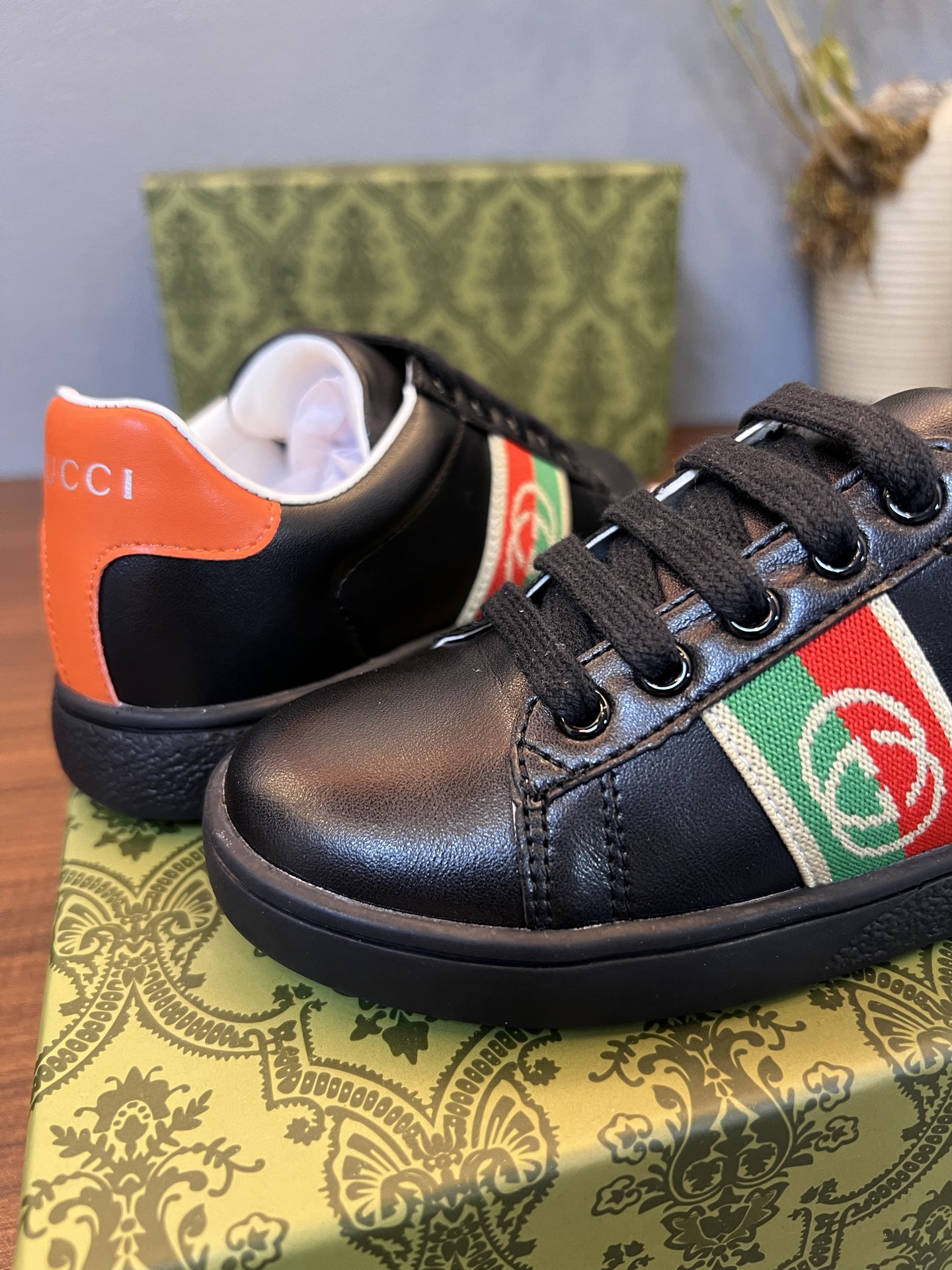 Children's shoes child